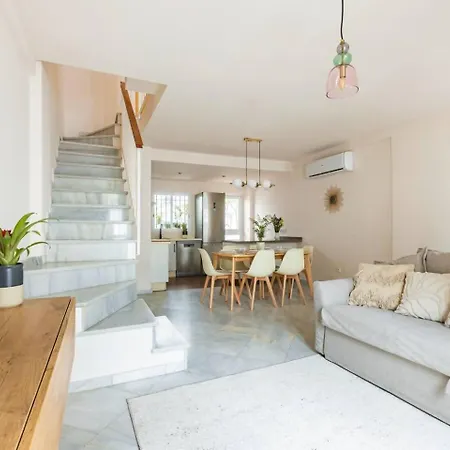 Alpehytte Casa 3 Plantas Con Patio Y Solarium Privados