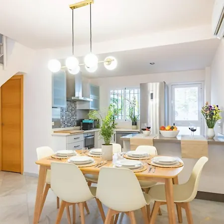 Casa 3 Plantas Con Patio Y Solarium Privados Alpehytte Córdoba